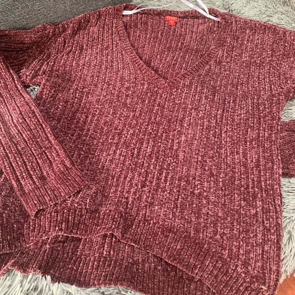 SOLD GUESS V-Neck Sweater - Burgundy Colour - Picture 2 of 4